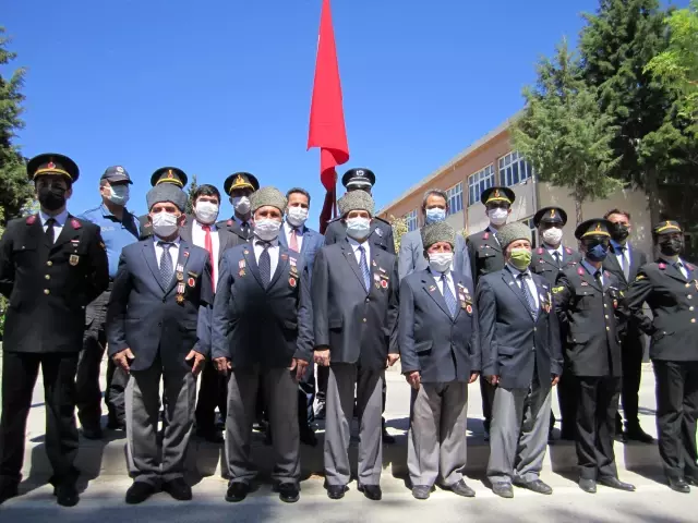 Kale'de 19 Mayıs Atatürk'ü Anma, Gençlik ve Spor Bayramı çeşitli etkinlikle kutlandı Kale'de 19 Mayıs Atatürk'ü Anma, Gençlik ve Spor Bayramı çeşitli etkinlikle kutlandı