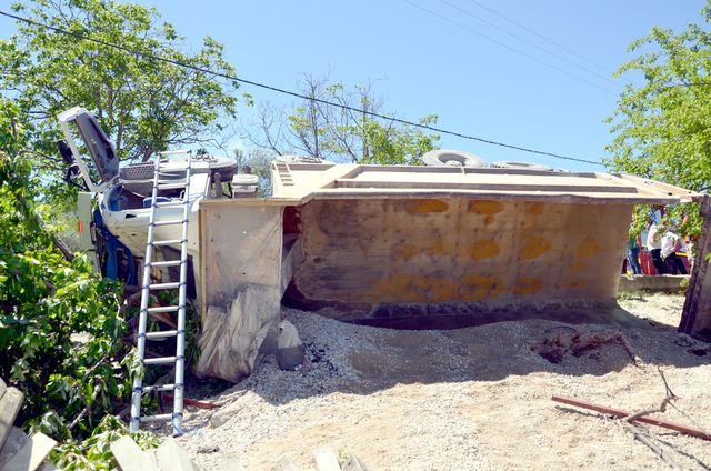 karamursel de bahceye devrilen hafriyat kamyo 3 14142211 o