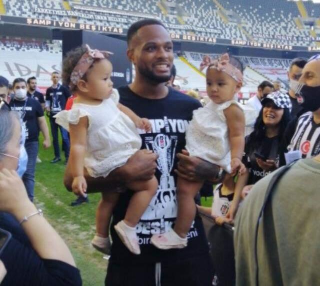 Kartal çifte kupayla gövde gösterisi yapıyor! Beşiktaş'ın şampiyonluk kutlamaları başladı Kartal çifte kupayla gövde gösterisi yapıyor! Beşiktaş'ın şampiyonluk kutlamaları başladı