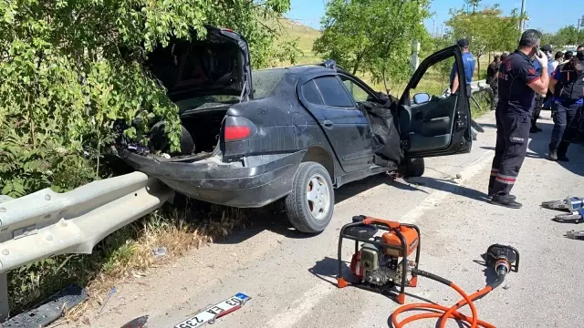 Kontrolden çıkan otomobil bariyerlere sapandı Kontrolden çıkan otomobil bariyerlere sapandı