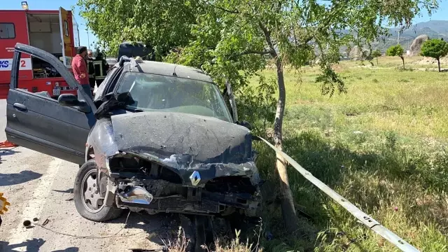 Kontrolden çıkan otomobil bariyerlere sapandı Kontrolden çıkan otomobil bariyerlere sapandı