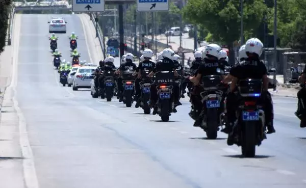 Konya'da polisten 19 Mayıs korteji