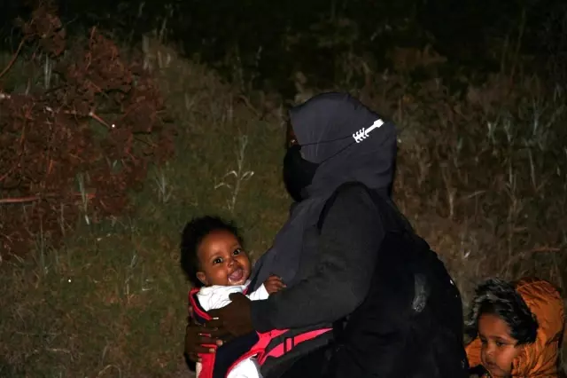 Minik mültecinin mama yerken ki bakışları yürekleri dağladı Minik mültecinin mama yerken ki bakışları yürekleri dağladı