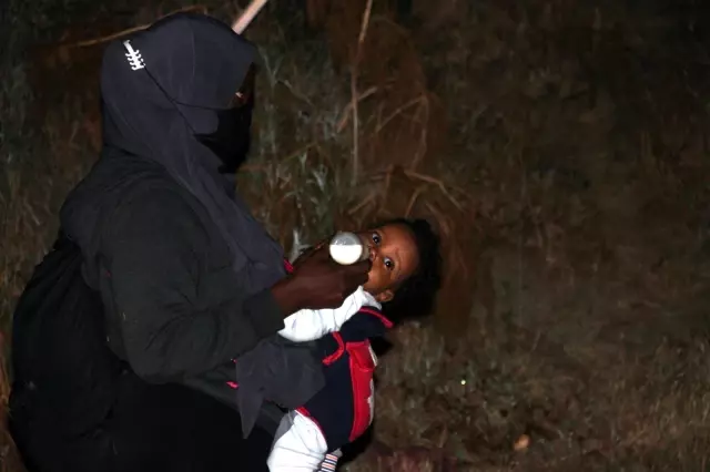 Minik mültecinin mama yerken ki bakışları yürekleri dağladı