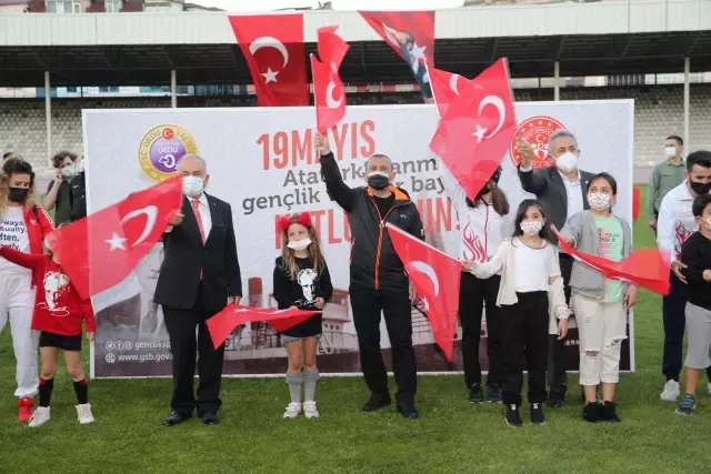 Adana, Mersin, Hatay ve Osmaniye'de saat 19.19'da İstiklal Marşı okundu Adana, Mersin, Hatay ve Osmaniye'de saat 19.19'da İstiklal Marşı okundu