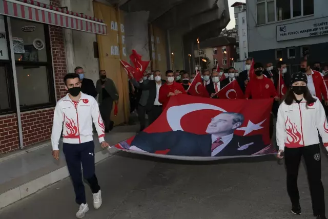 Adana, Mersin, Hatay ve Osmaniye'de saat 19.19'da İstiklal Marşı okundu Adana, Mersin, Hatay ve Osmaniye'de saat 19.19'da İstiklal Marşı okundu