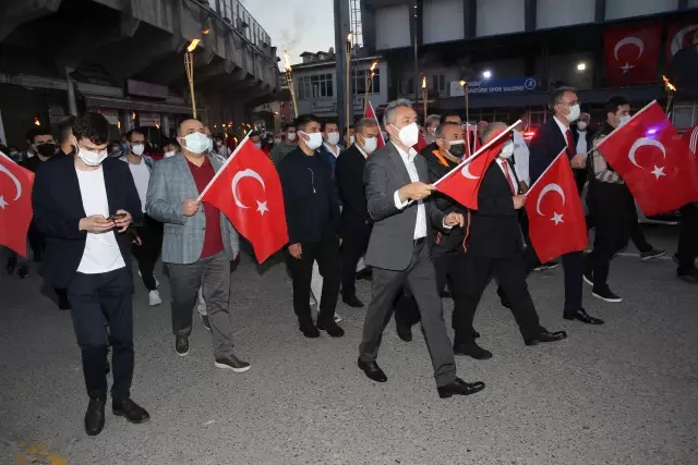 Adana, Mersin, Hatay ve Osmaniye'de saat 19.19'da İstiklal Marşı okundu Adana, Mersin, Hatay ve Osmaniye'de saat 19.19'da İstiklal Marşı okundu