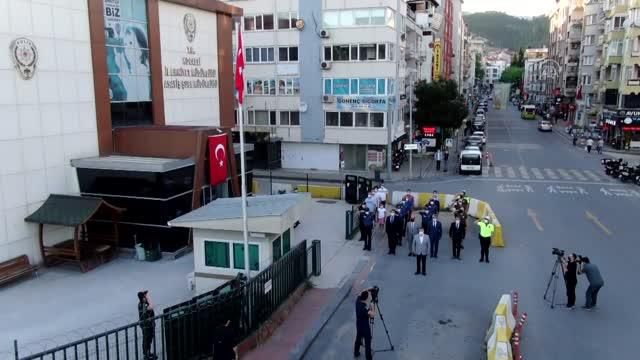 polis ekipleri istiklal marsi ni soyledi 2 14143459 o