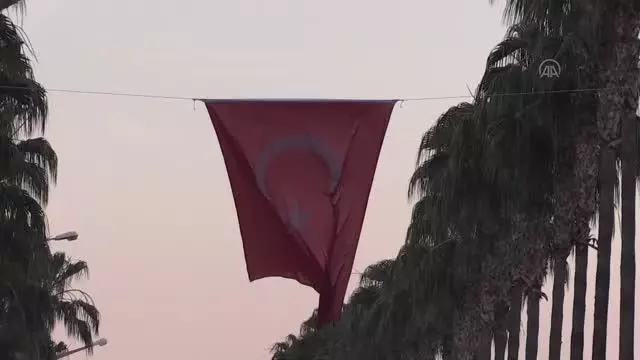 Adana, Mersin, Hatay ve Osmaniye'de saat 19.19'da İstiklal Marşı okundu Adana, Mersin, Hatay ve Osmaniye'de saat 19.19'da İstiklal Marşı okundu