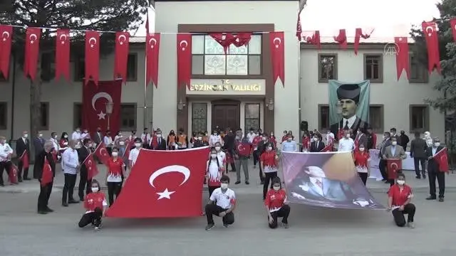 Saat 19.19'da İstiklal Marşı okundu Saat 19.19'da İstiklal Marşı okundu