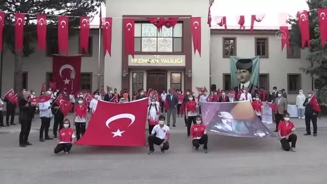 Saat 19.19'da İstiklal Marşı okundu Saat 19.19'da İstiklal Marşı okundu