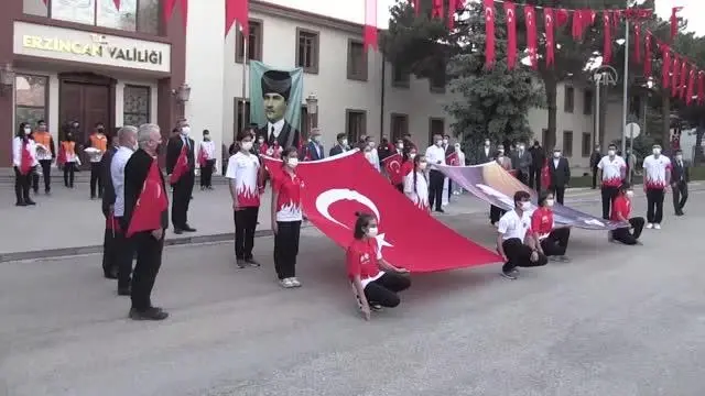 Saat 19.19'da İstiklal Marşı okundu Saat 19.19'da İstiklal Marşı okundu