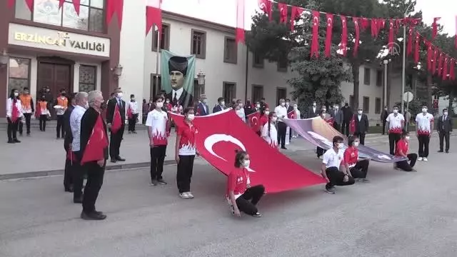 Saat 19.19'da İstiklal Marşı okundu Saat 19.19'da İstiklal Marşı okundu