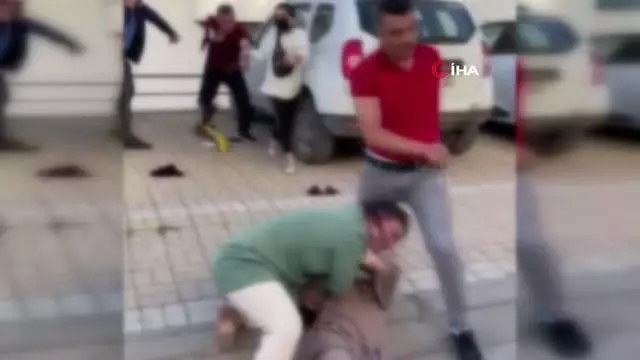 Saçından tutup yerlerde sürükledi...Tekmeli, yumruklu dehşet kavga kamerada Saçından tutup yerlerde sürükledi...Tekmeli, yumruklu dehşet kavga kamerada