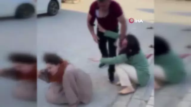 Saçından tutup yerlerde sürükledi...Tekmeli, yumruklu dehşet kavga kamerada