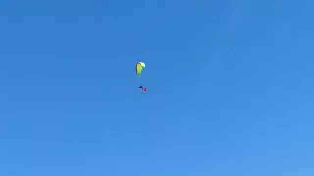 Samandağ'da sporcular, 19 Mayıs'ı yamaç paraşütü atlayışıyla kutladı