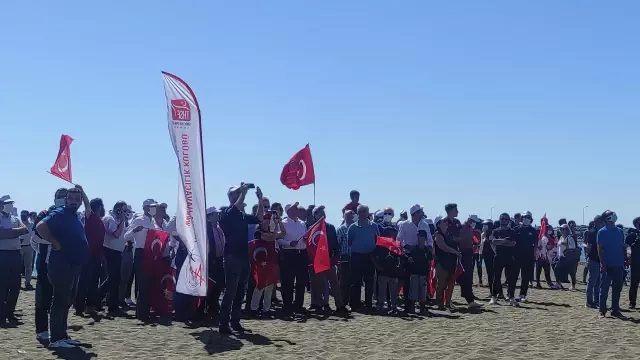 Samandağ'da sporcular, 19 Mayıs'ı yamaç paraşütü atlayışıyla kutladı