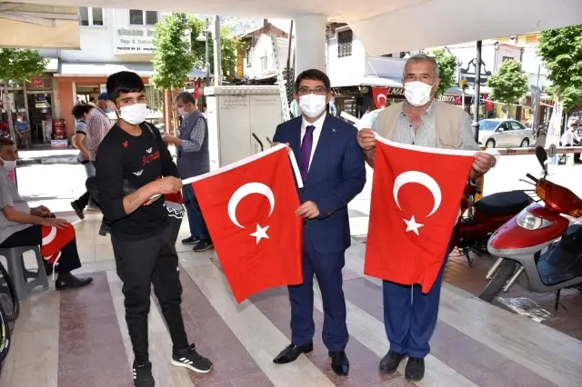 Şehzadeler'den esnafa 1919 Türk bayrağı Şehzadeler'den esnafa 1919 Türk bayrağı