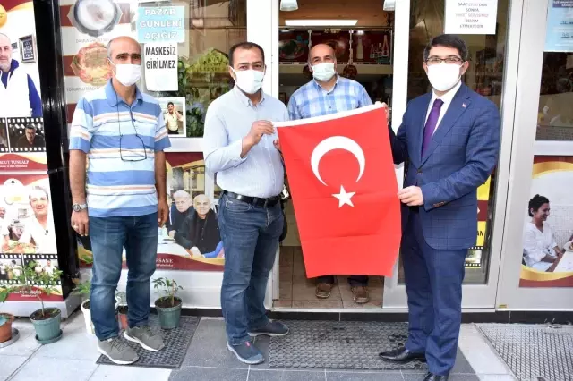 Şehzadeler'den esnafa 1919 Türk bayrağı