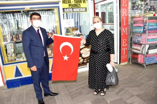 Şehzadeler'den esnafa 1919 Türk bayrağı