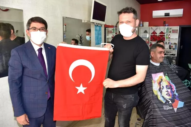 Şehzadeler'den esnafa 1919 Türk bayrağı