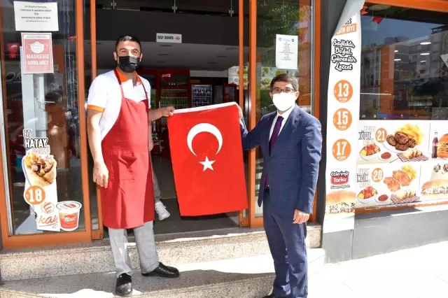 Şehzadeler'den esnafa 1919 Türk bayrağı