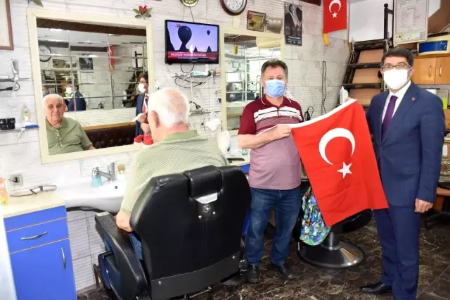 Şehzadeler'den esnafa 1919 Türk bayrağı