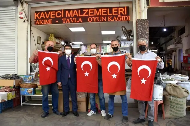 Şehzadeler'den esnafa 1919 Türk bayrağı