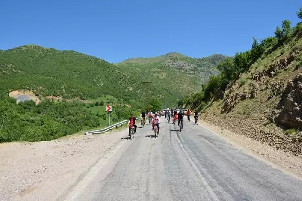 Şemdinli'de 19 Mayıs Atatürk'ü Anma, Gençlik ve Spor Bayramı kutlanıyor Şemdinli'de 19 Mayıs Atatürk'ü Anma, Gençlik ve Spor Bayramı kutlanıyor