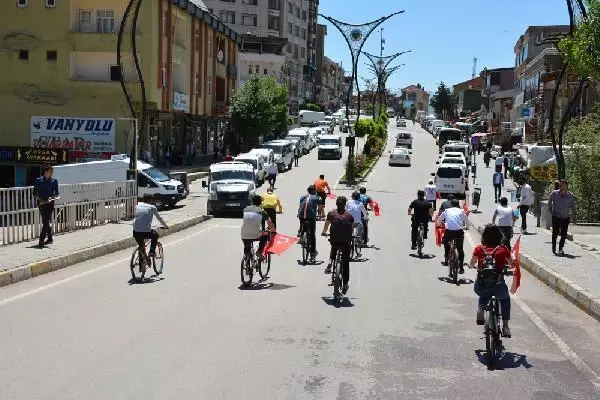 Şemdinli'de 19 Mayıs Atatürk'ü Anma, Gençlik ve Spor Bayramı kutlanıyor Şemdinli'de 19 Mayıs Atatürk'ü Anma, Gençlik ve Spor Bayramı kutlanıyor