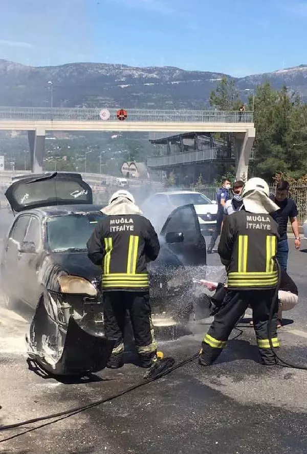 Seyir halindeyken alev alan otomobil, yandı Seyir halindeyken alev alan otomobil, yandı