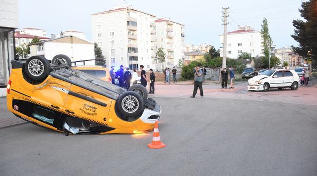Sivas'ta taksi ile otomobil çarpıştı: 7 yaralı Sivas'ta taksi ile otomobil çarpıştı: 7 yaralı