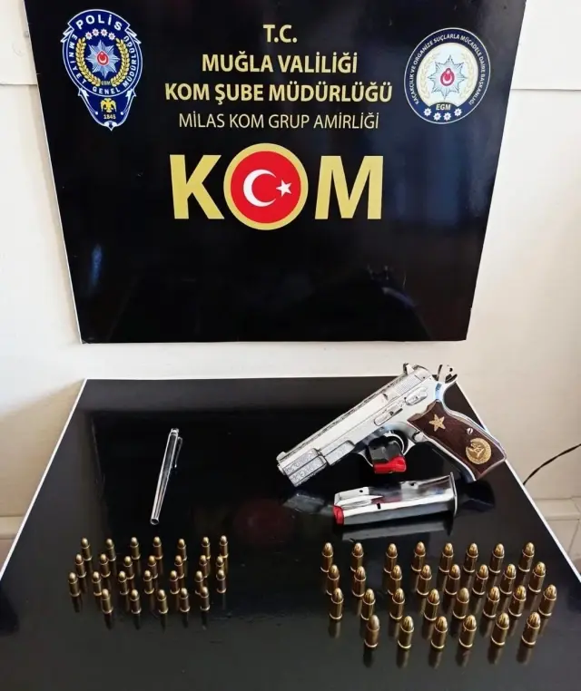 Suikast silahıyla yakalandılar Suikast silahıyla yakalandılar