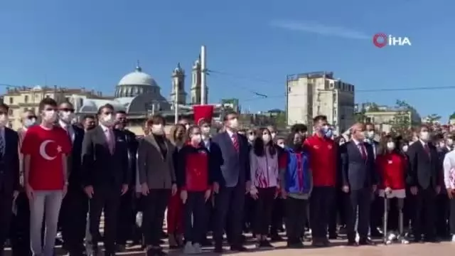 Taksim Meydanı'nda 19 Mayıs töreni