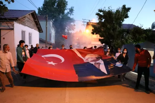 Taşova'da dev Türk bayrağı ve Atatürk posteri ile 19 Mayıs kutlaması Taşova'da dev Türk bayrağı ve Atatürk posteri ile 19 Mayıs kutlaması