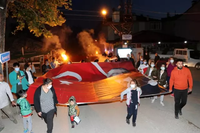 Taşova'da dev Türk bayrağı ve Atatürk posteri ile 19 Mayıs kutlaması Taşova'da dev Türk bayrağı ve Atatürk posteri ile 19 Mayıs kutlaması