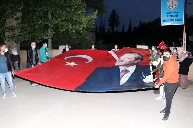 Taşova'da dev Türk bayrağı ve Atatürk posteri ile 19 Mayıs kutlaması Taşova'da dev Türk bayrağı ve Atatürk posteri ile 19 Mayıs kutlaması