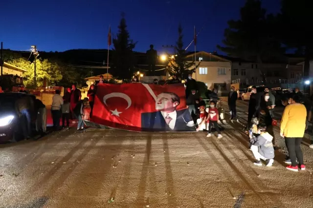 Taşova'da dev Türk bayrağı ve Atatürk posteri ile 19 Mayıs kutlaması Taşova'da dev Türk bayrağı ve Atatürk posteri ile 19 Mayıs kutlaması