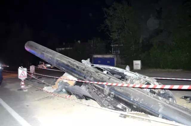 Son dakika 3. sayfa: Tekirdağ'da feci kaza: Yolun ortasındaki dev boruya çarpıp kanala düştü Son dakika 3. sayfa: Tekirdağ'da feci kaza: Yolun ortasındaki dev boruya çarpıp kanala düştü