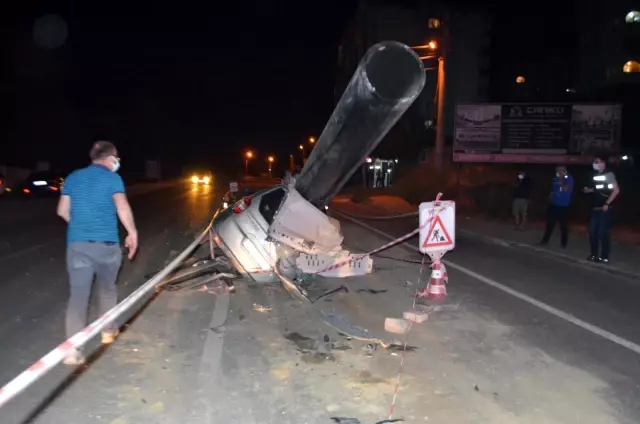Son dakika 3. sayfa: Tekirdağ'da feci kaza: Yolun ortasındaki dev boruya çarpıp kanala düştü Son dakika 3. sayfa: Tekirdağ'da feci kaza: Yolun ortasındaki dev boruya çarpıp kanala düştü
