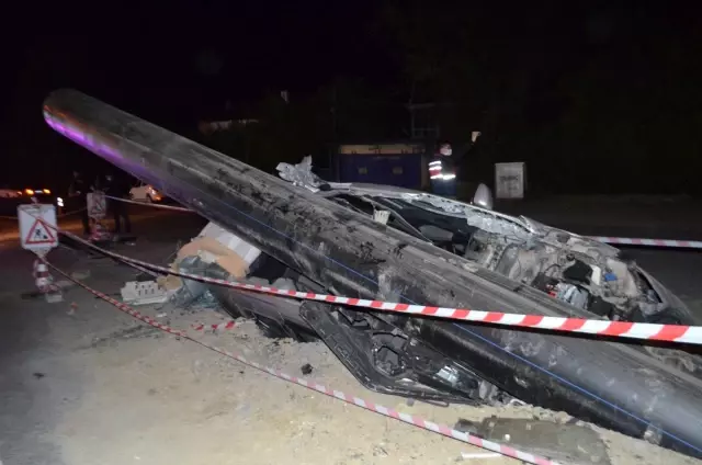 Son dakika 3. sayfa: Tekirdağ'da feci kaza: Yolun ortasındaki dev boruya çarpıp kanala düştü Son dakika 3. sayfa: Tekirdağ'da feci kaza: Yolun ortasındaki dev boruya çarpıp kanala düştü