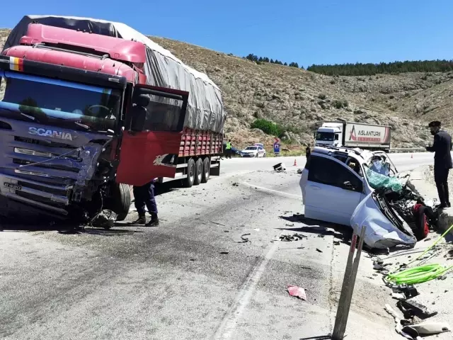 Tır ile çarpışarak parçalanan aracın sürücüsü feci şekilde can verdi Tır ile çarpışarak parçalanan aracın sürücüsü feci şekilde can verdi