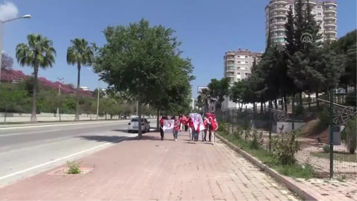 Türk Kızılayın gönüllü gençlerinden 19 Mayıs kutlaması