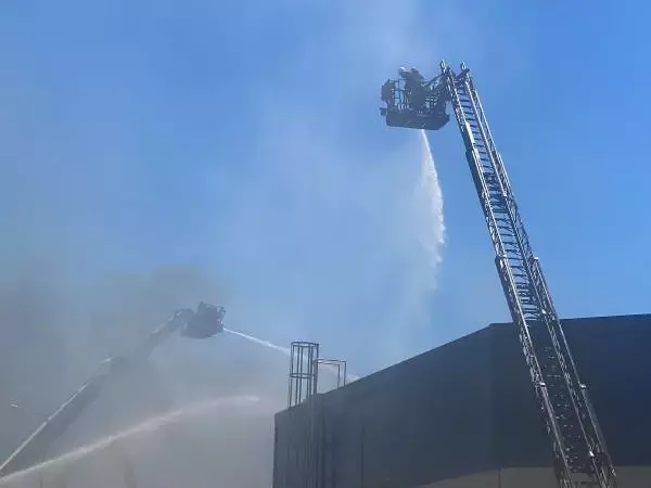 Tuzla'da lojistik firmasına ait deponun çatısında yangın