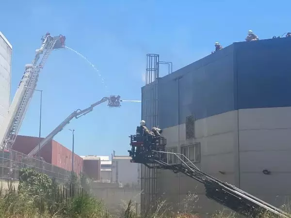 Tuzla'da lojistik firmasına ait deponun çatısında yangın