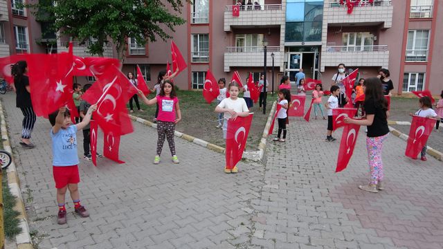 Iğdır'da saatler 19.19'u gösterdiğinde İstiklal Marşı okundu Iğdır'da saatler 19.19'u gösterdiğinde İstiklal Marşı okundu