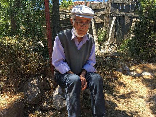 Yanan evinin enkazına bakıp, '50 yıllık yuvam yandı' diyerek ağladı