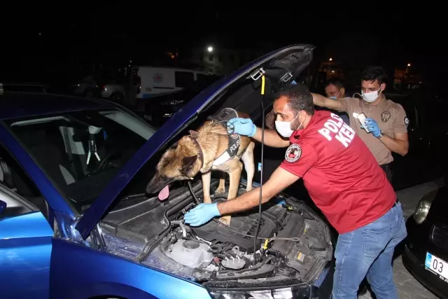3 şüphe üzerine durdurulan araçta 6 bin 298 adet yeşil reçeteli kimyasal ilaç ele geçirildi 3 şüphe üzerine durdurulan araçta 6 bin 298 adet yeşil reçeteli kimyasal ilaç ele geçirildi