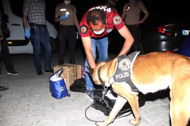 3 şüphe üzerine durdurulan araçta 6 bin 298 adet yeşil reçeteli kimyasal ilaç ele geçirildi 3 şüphe üzerine durdurulan araçta 6 bin 298 adet yeşil reçeteli kimyasal ilaç ele geçirildi