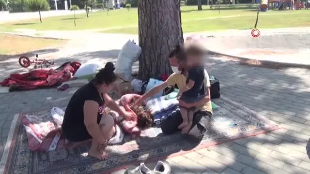 Ailesiyle tartışıp even kovuldular, parkta yaşamaya başladılarİki çocuğuyla ve eşiyle parkta yaşam mücadelesi veriyorAile arasında yaşanan kavganın... Ailesiyle tartışıp even kovuldular, parkta yaşamaya başladılarİki çocuğuyla ve eşiyle parkta yaşam mücadelesi veriyorAile arasında yaşanan kavganın...
